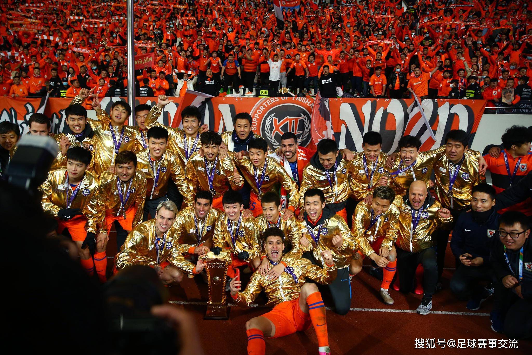 球员全新装备亮相足球比赛现场 球员全新装备亮相足球比赛现场