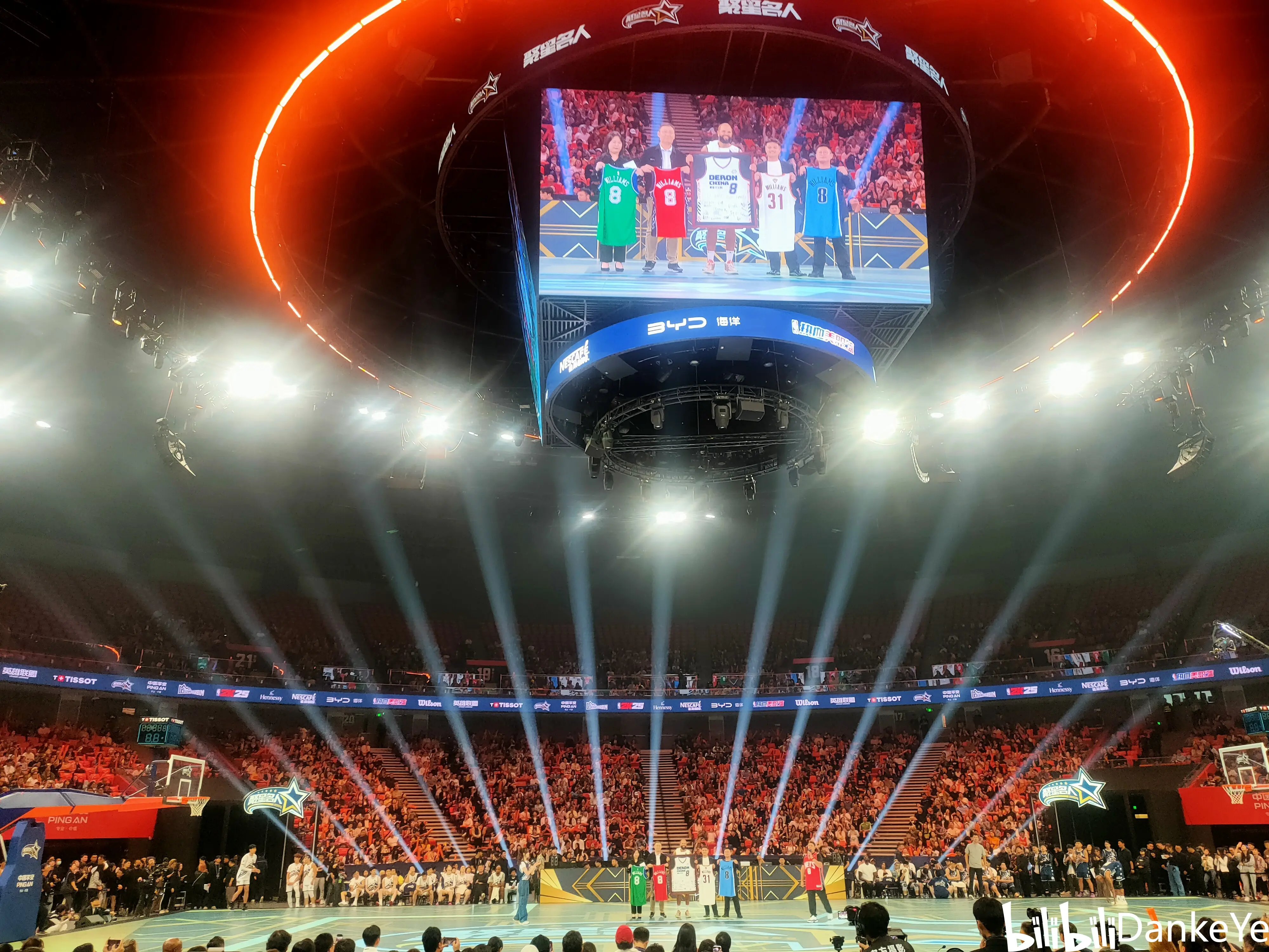 全球篮球联赛冠军庆典热闹进行中