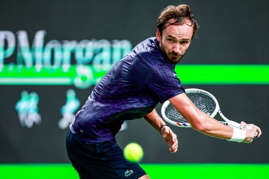 包含德国网球队完胜西班牙网球队，梅德韦杰夫制霸全场的词条