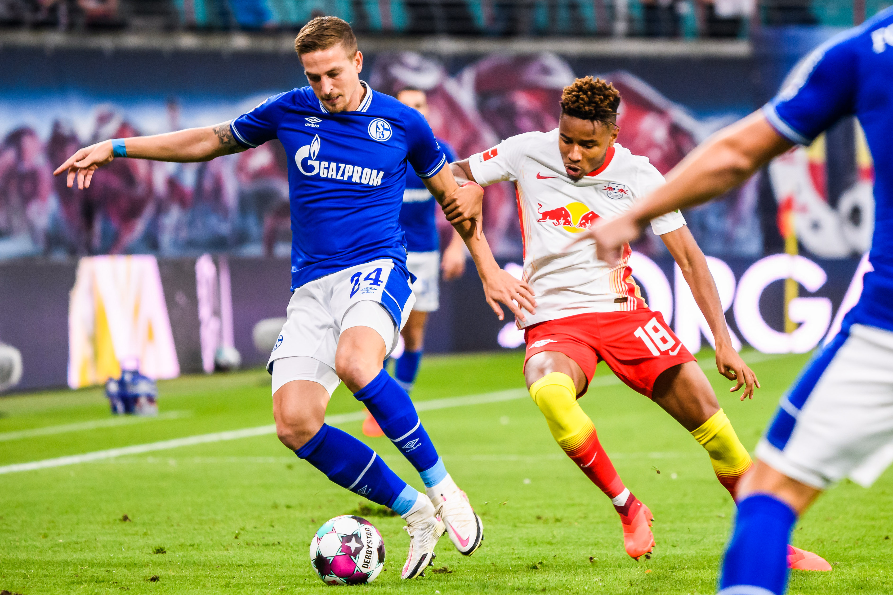 沙尔克04继续保持不败战绩，助力球队前行