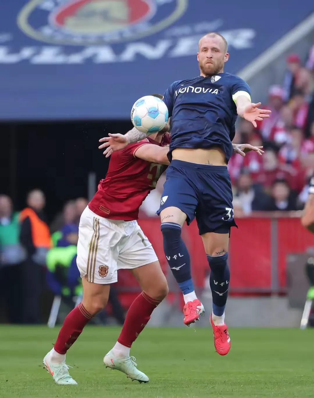 足球运动员表现出色，比赛局势扑朔迷离的简单介绍